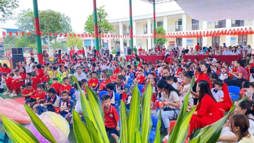 Cô và trò xã Hát Môn trong ngày khai giảng năm học mới. Ảnh: HM