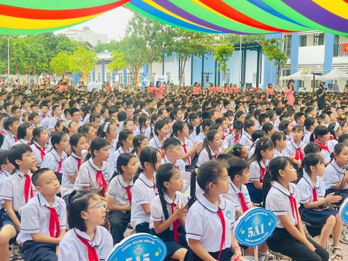 Niềm vui của học sinh xã Đông Anh ngày khai giảng. Ảnh: Mai Khôi