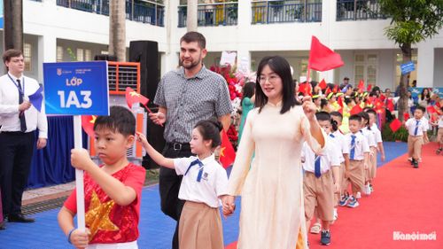 Sáng 5-9, hòa chung không khí tưng bừng của Ngày hội toàn dân đưa trẻ đến trường, Hệ thống Giáo dục Lý Thái Tổ đã tổ chức Lễ khai giảng năm học 2026-2027 với chủ đề “Trí tuệ nhân văn - Vươn tầm hội nhập”. Ảnh: Ngọc Minh