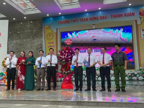 Lãnh đạo phường Thanh Liệt tặng hoa chúc mừng thầy cô và học sinh Trường THPT Trần Hưng Đạo trong lễ khai giảng năm học 2026-2027. Ảnh: Kim Xuyến