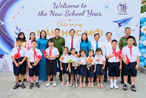 Bí thư Đảng ủy phường Vĩnh Hưng Nguyễn Đức Dũng dự lễ khai giảng tại Trường Tiểu học và THCS Thanh Đàm. Ảnh: PV