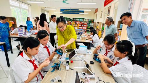 Dưới sự hướng dẫn của giáo viên, học sinh lớp 7A5 vận dụng kiến thức để thực hiện các bài học tại phòng STEM. Ảnh: Diên Vĩ