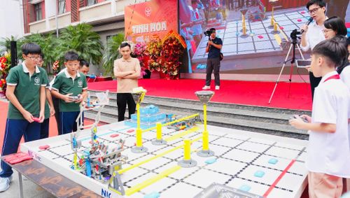 Vòng chung kết Giải Cầu Giấy VEX IQ 2026 được tổ chức ngay sau lễ khai giảng thu hút sự quan tâm của học sinh nhà trường. Ảnh: PV