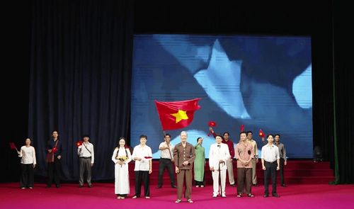 Một cảnh trong vở kịch ngắn “Ông Cụ ở quê ra”. Ảnh: Kim Tiến