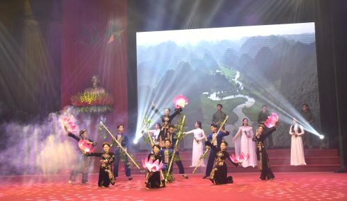 Chương trình nghệ thuật đặc biệt “Bác Hồ - Hai tiếng thiêng liêng”. Ảnh: Kim Tiến