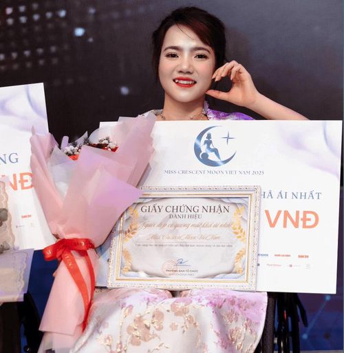 Chị Lê Thị Diện giành được nhiều khen thưởng, danh hiệu đáng tự hào. Ảnh: NVCC.