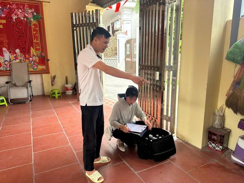 Cán bộ Công ty TNHH MTV Nước sạch Hà Đông lấy mẫu nước tại hiện trường để đưa về xét nghiệm, xác định chất lượng nguồn nước. Ảnh: VT