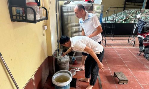 Anh Nguyễn Gia Đồng ngõ Đại Đồng phản ánh tình trạng nước sinh hoạt có dấu hiệu vẩn đục, ngả màu vàng. Ảnh: VT