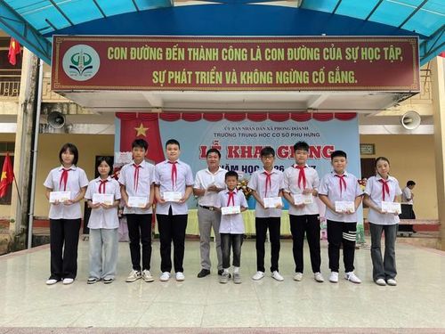 Hình ảnh tại Trường THCS Phú Hưng, xã Phong Doanh.