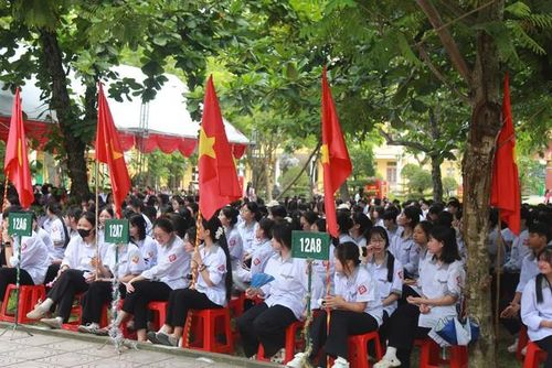 Chương trình khai giảng chung diễn ra từ 7h30 đến 8h30, theo hình thức trực tiếp kết hợp trực tuyến (ảnh Nhật Tân).