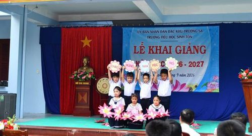 Chương trình văn nghệ ngày khai giảng ở đảo Sinh Tồn. Ảnh: Thành Vũ.