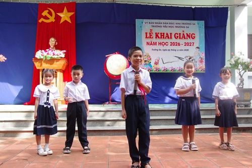 Học sinh ở Trường Sa biểu diễn văn nghệ trong lễ khai giảng. Ảnh: Thành Vũ.
