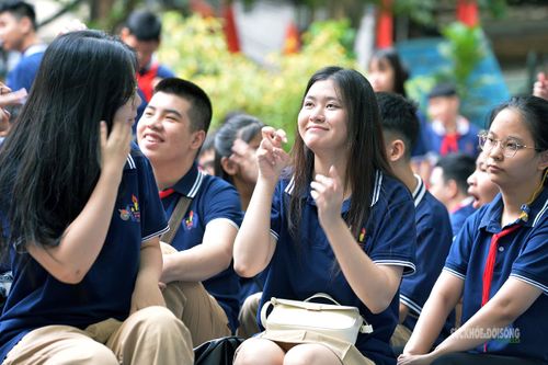 Những đôi tay thay lời nói trong ngày khai giảng. Ảnh: Tuấn Anh