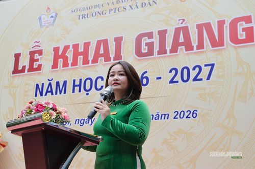 Cô giáo Lương Thu Hòa - Hiệu trưởng Trường PTCS Xã Đàn phát biểu tại lễ khai giảng. Ảnh: Tuấn Anh
