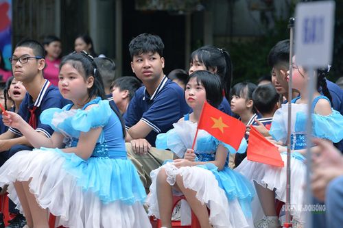 Học sinh háo hức theo dõi các hoạt động trong ngày khai giảng. Ảnh: Tuấn Anh