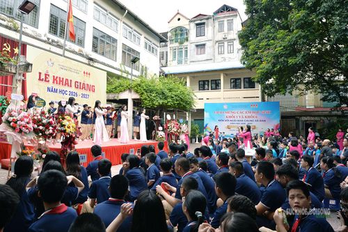 Sân Trường PTCS Xã Đàn rộn ràng trong ngày khai giảng năm học mới. Ảnh: Tuấn Anh
