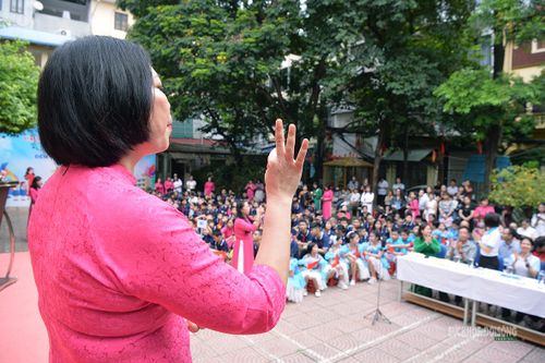 Giáo viên sử dụng ngôn ngữ ký hiệu để kết nối với học sinh. Ảnh: Tuấn Anh