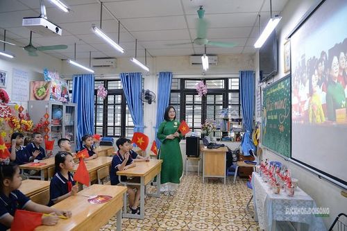 Học sinh theo dõi lễ khai giảng toàn quốc qua màn hình tại lớp học. Ảnh: Tuấn Anh
