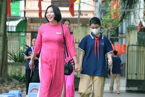 Giáo viên đưa học sinh vào sân trường. Ảnh: Tuấn Anh