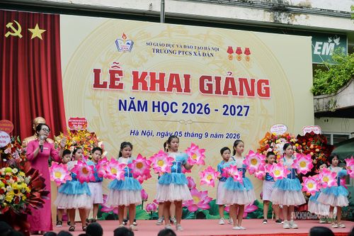 Tiết mục văn nghệ mang không khí vui tươi trong ngày hội khai trường. Ảnh: Tuấn Anh