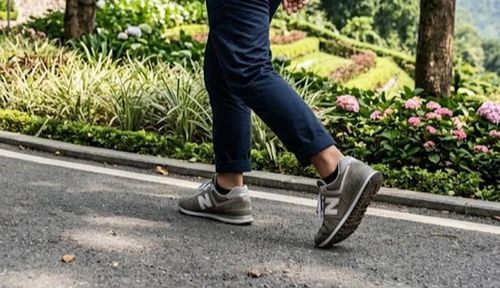 Một trong những thay đổi đơn giản là đi bộ lên dốc để tăng cường độ khó cho buổi tập. Ảnh AI