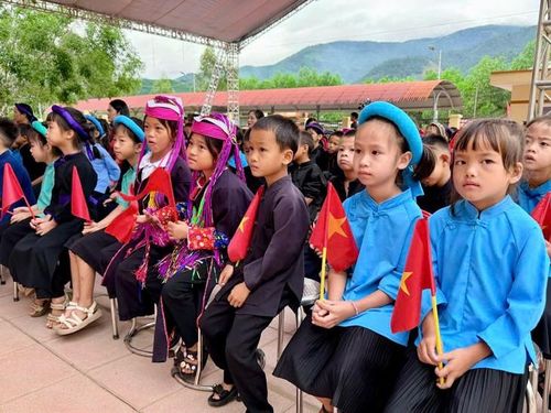 Các em học sinh Bình Liêu dự lễ khai giảng năm học mới. Ảnh: Sở VHTTDL Quảng Ninh