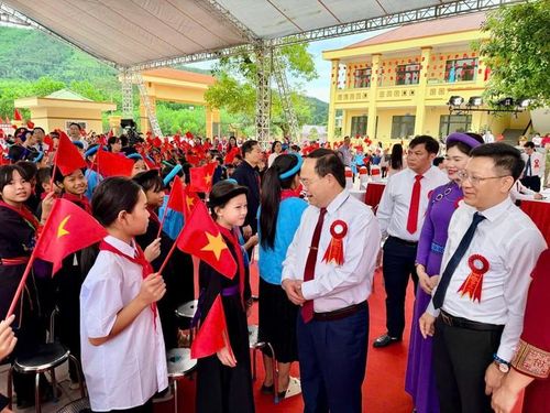 Bí thư thành ủy Quảng Ninh Quản Minh Cường dự lễ khai giảng tại Bình Liêu. Ảnh: Sở VHTTDL Quảng Ninh