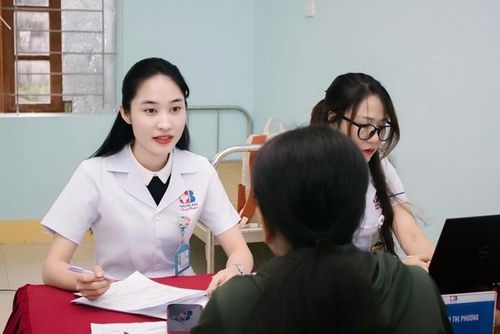 Bác sĩ Bệnh viện Ung bướu Nghệ An tư vấn, hướng dẫn người dân sau khi khám, sàng lọc ung thư tại Trạm Y tế xã Châu Bình. Ảnh: K.T