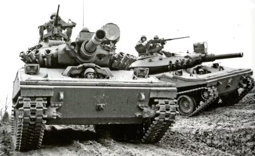 M551 Sheridan lại đi theo một hướng hoàn toàn khác. Mỹ thử giảm mạnh trọng lượng để tạo ra phương tiện có thể triển khai cùng lực lượng đổ bộ đường không, đồng thời trang bị pháo 152 mm có khả năng phóng tên lửa.