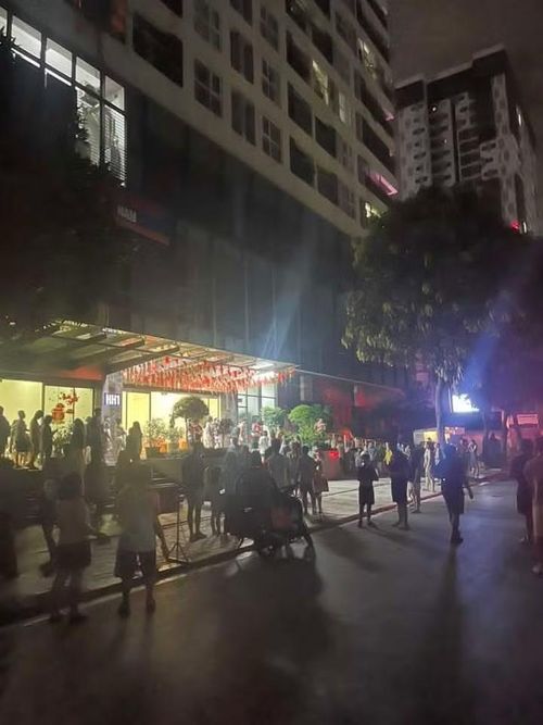 Người dân trong toà nhà được hướng dẫn thoát nạn xuống nơi an toàn