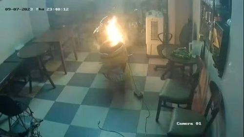 Xe điện bốc cháy khi sạc không đúng cách