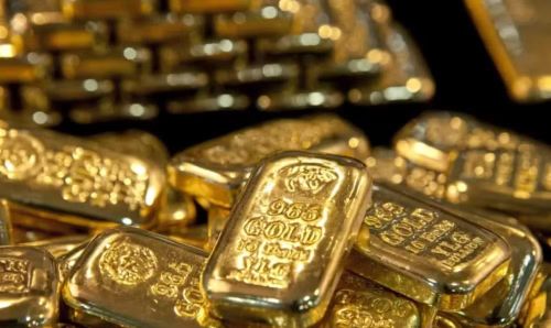 Theo IMF, sau nhiều năm giảm dự trữ vàng, các ngân hàng trung ương bắt đầu mua trở lại từ cuộc khủng hoảng tài chính năm 2008. Xu hướng này gia tăng khi các biện pháp trừng phạt kinh tế được sử dụng ngày càng nhiều.