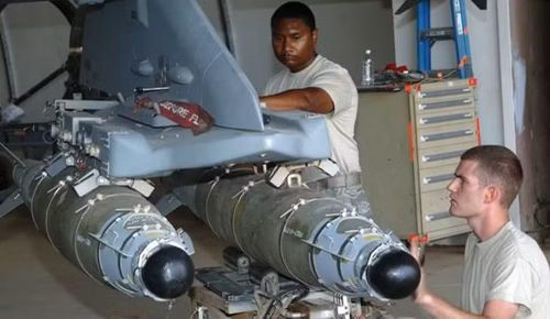 JDAM-ER có nguồn gốc từ chương trình nghiên cứu bom lượn của Australia. Các cuộc thử nghiệm bắt đầu từ những năm 1980, trước khi chương trình được phát triển để tích hợp với bom JDAM. Không quân Australia đưa JDAM-ER vào sử dụng từ năm 2015.