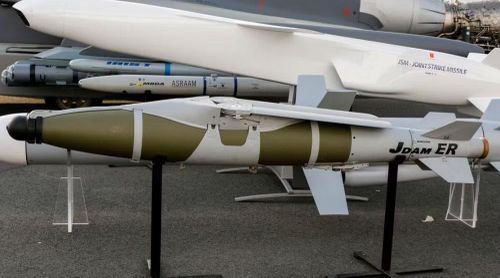 JDAM tiêu chuẩn có tầm bay 24-28 km, trong khi JDAM-ER có thể đạt hơn 74 km trong điều kiện phù hợp.