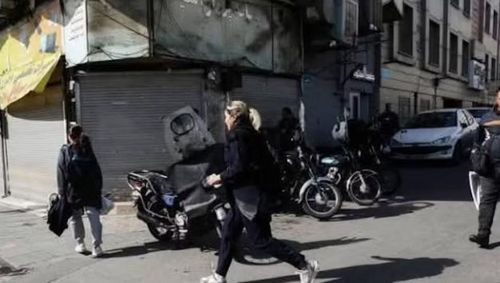 Esmaeil, một nghệ sĩ 37 tuổi ở Tehran, mô tả tình trạng hiện nay như một “hố đen”. Theo anh, người dân đói khát, bối rối và không nhìn thấy lối thoát.