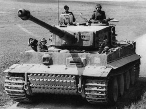 Ngay sau đó, một chiếc Pershing khác đã hạ 1 Tiger I và 2 Panzer IV tại khu vực Elsdorf. Trong cuộc giao chiến với Tiger, Pershing sử dụng đạn xuyên giáp tốc độ cao HVAP 90 mm.