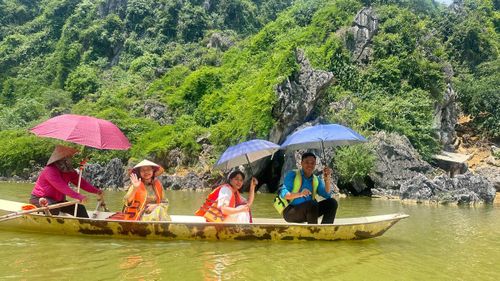 Trong chương trình livestream, khán giả còn được trải nghiệm Hồ Quan Sơn qua những hình ảnh ghi hình trực tiếp trên thuyền. Ảnh: Thúy Hiền