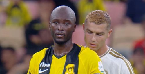 Ronaldo tiến sát Danilo Pereira và tìm cách nhìn nội dung mảnh giấy chiến thuật được ban huấn luyện Al Ittihad gửi vào sân.