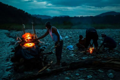 Người thân của Prabita Roila, 32 tuổi, thắp giàn hỏa táng cho cô bên sông Suryamati ở huyện Nuwakot (Nepal) ngày 30/8. Roila thiệt mạng trong trận lũ quét và sạt lở bùn đất gây hậu quả nghiêm trọng tại khu vực.