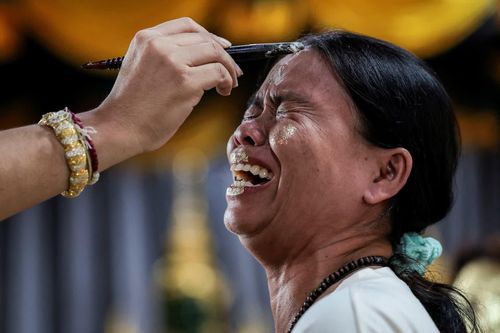Một tín đồ được phủ những lá vàng lên mặt trong nghi lễ “Na Na Thong”, hay còn gọi là nghi thức ban phước bằng lá vàng, tại một đền thờ ở tỉnh Ayutthaya (Thái Lan) ngày 30/8. Nghi lễ linh thiêng này được tin là có thể mang lại tài lộc và may mắn.