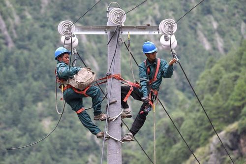 Nhân viên Tập đoàn Lưới điện Quốc gia Trung Quốc sửa chữa đường dây điện tại khu vực chịu ảnh hưởng nặng nề ở cửa khẩu Gyirong, thành phố Shigatse, Tây Tạng, ngày 2/9.