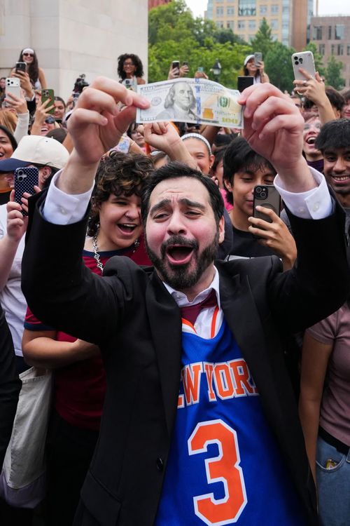 Amadeo Fusca ăn mừng sau khi giành chiến thắng trong cuộc thi tìm người có ngoại hình giống Thị trưởng New York Zohran Mamdani, nhận giải thưởng 100 USD tại Công viên Washington Square, New York, ngày 30/8.