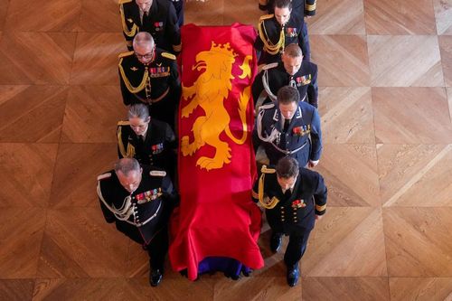 Linh cữu của Quốc vương Na Uy Harald V được đưa ra khỏi Cung điện Hoàng gia ở Oslo ngày 31/8. Nhà vua, quân chủ cao tuổi nhất châu Âu, qua đời ngày 28/8 ở tuổi 89.