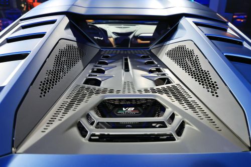 Trái tim của Lamborghini Temerario là động cơ V8 twin-turbo 4.0L mạnh 800 mã lực và mô-men xoắn 730 Nm. Cơ cấu hybrid của xe bao gồm 3 động cơ điện: 2 tại cầu trước và 1 trong cơ cấu V8 twin-turbo, mang đến công suất tối đa 920 mã lực.
