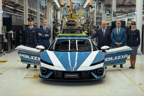 Sau 22 năm hợp tác cùng Cảnh sát Quốc gia Italy "Polizia di Stato", Lamborghini lại tiếp tục bàn giao một mẫu siêu xe mới cho lực lượng này - chiếc Lamborghini Temerario.