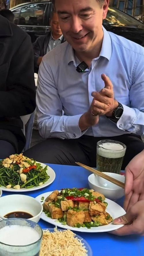 Ông Julien Guerrier uống bia hơi và thưởng thức các món quen thuộc trên phố Hàng Vải (Hà Nội). Ảnh: Will in Vietnam.