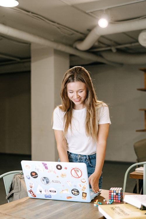 Gen Z vẫn muốn xây dựng một sự nghiệp ổn định, song thị trường việc làm ngày càng bất ổn. Ảnh minh họa: Ivan S/Pexels.