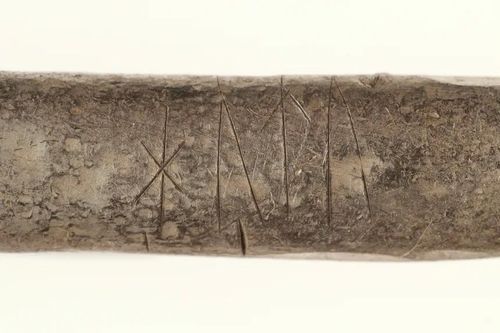 Hàng trăm vật phẩm bằng bạc, trong đó có những thỏi bạc có khắc chữ rune được tìm thấy trong những chiếc bình đất sét nguyên bản. Ảnh: Nordjyske Museer.