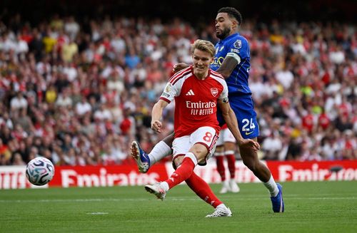 Arsenal chứng tỏ bản lĩnh của nhà đương kim vô địch.