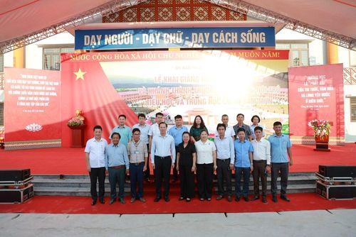 Đoàn công tác đến thăm và làm việc tại Trường Phổ thông nội trú Tiểu học và Trung học cơ sở Thanh Nưa.